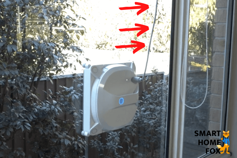 Можно увидеть, как Mamibot W120-T едет по окну, при этом он закреплен страховочным тросом.